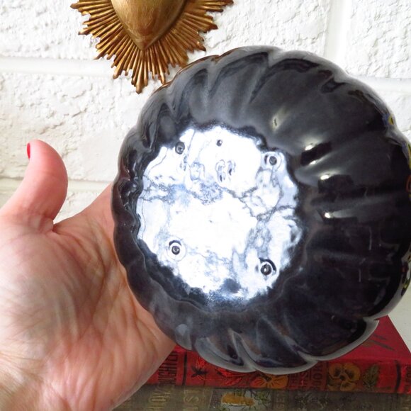 Vintage ceramic black container with daffodil flower - Picture 5 of 9